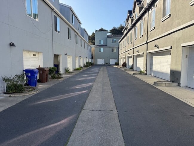 Building Photo - 3-Bedroom Townhome in Central Richmond Near Richmond BART Station