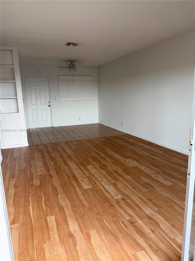 Building Photo - 1021 Crystal Lake Dr