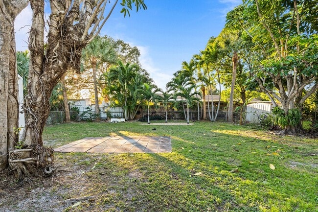 Building Photo - Comfortable Oakland Park Living - 3BR with Outdoor Space