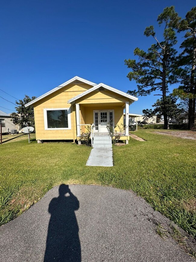 Building Photo - Spacious 3BR/1BA Home in Houma – $1,100/Month | 1,000 Sq Ft