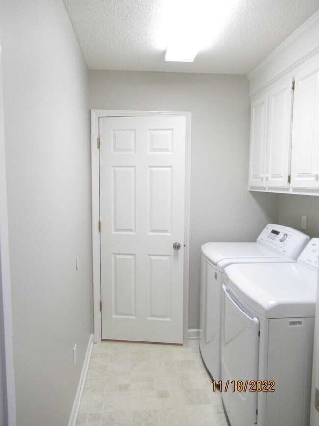 Building Photo - 3840 Oleander Dr