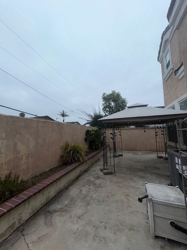 Building Photo - Spacious 2-Story Home in Prime Location