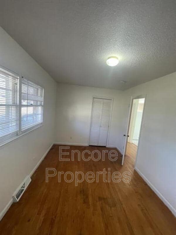 Building Photo - 1502 Larson St