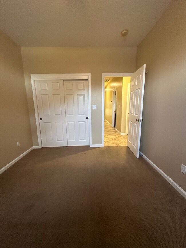 Building Photo - Southwest 4 bedroom