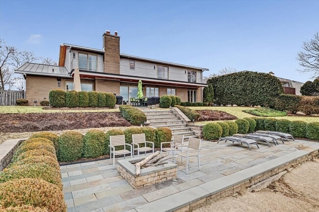 Building Photo - 2076 Valley Lo Ln