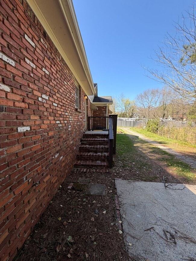 Building Photo - Brick 3/1 House in North Rome $950