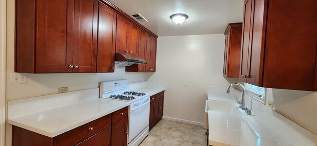 Building Photo - 2 Bedroom 1.5 Bathroom Home in S. Land Park with Updated Kitchen