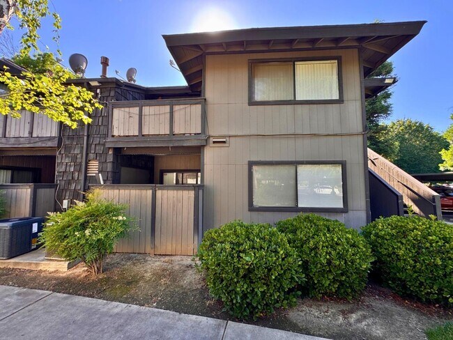 Building Photo - 1190 S Winery Ave