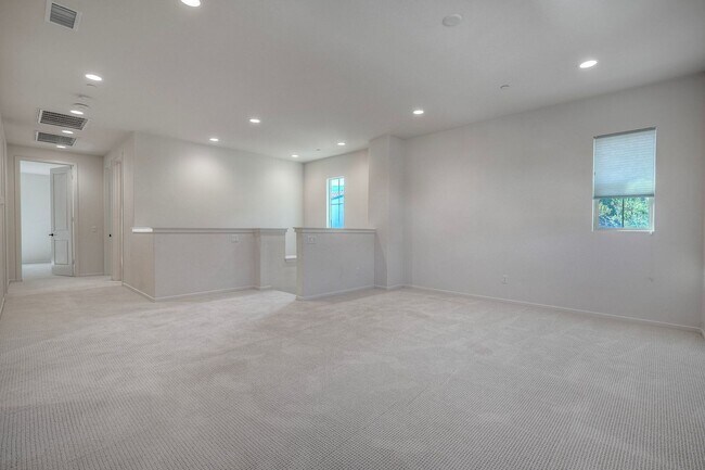 Building Photo - 729 Merit Dr
