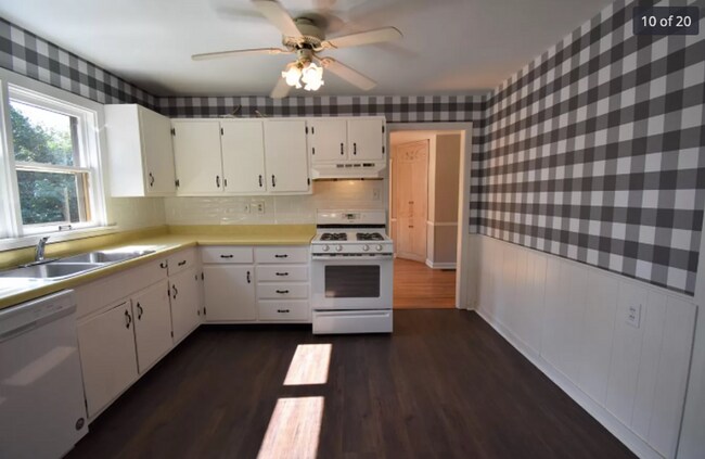 Building Photo - 4 bed/3.5 bath, half acre lot, 100 yards f...