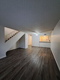 Building Photo - Charming 2-Bedroom Townhome in Fresno – Sp...
