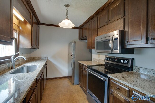 Building Photo - 1008 Heatherwood Dr SE