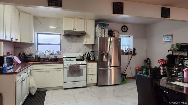 Building Photo - 119-25 9th Ave