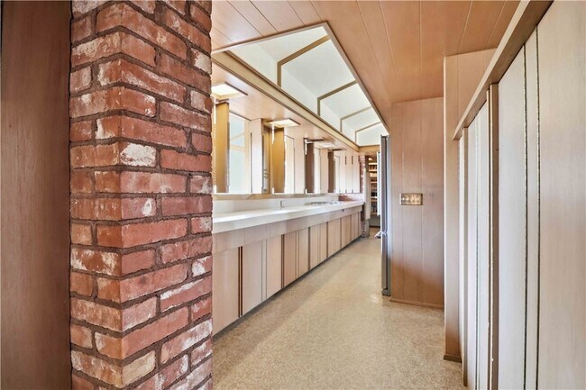 Building Photo - 951 Pembroke Rd