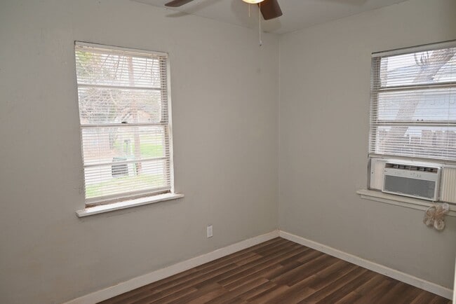 Building Photo - 600 E 1st St