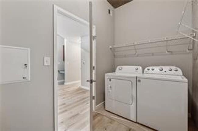 Building Photo - 1 Bedroom + 1 Bath with Views of Buckhead!