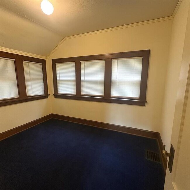 Building Photo - 3 Bedroom 1 Bathroom