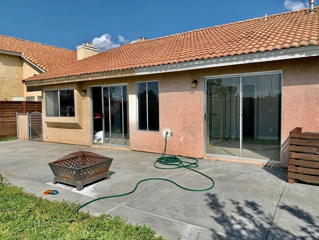 Building Photo - Nice Single Story Home