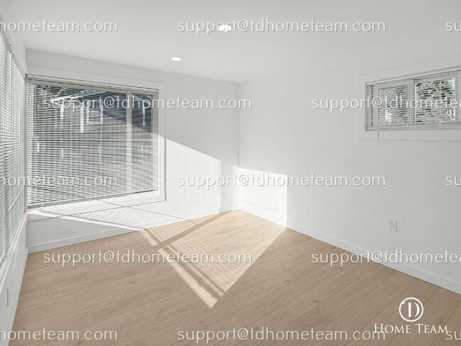 Building Photo - "Charming 3-Bed, 2-Bath Oasis in Seattle's Heart – Cozy 1040 Sq Ft Haven!"