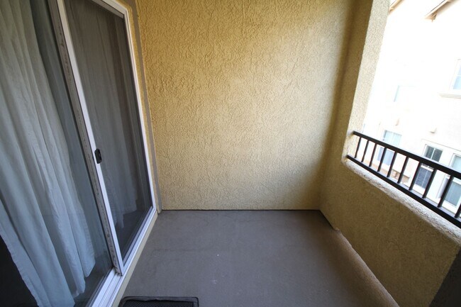 Building Photo - Condo | 2 Bed | 2 Bath | 1728SF | Tenant P...