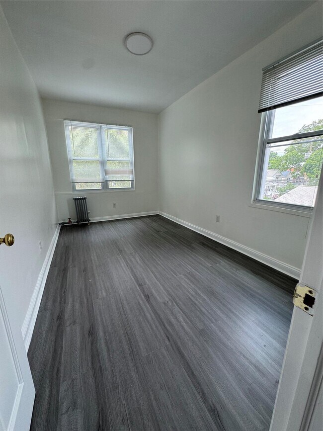 Building Photo - 84-40 60th Dr