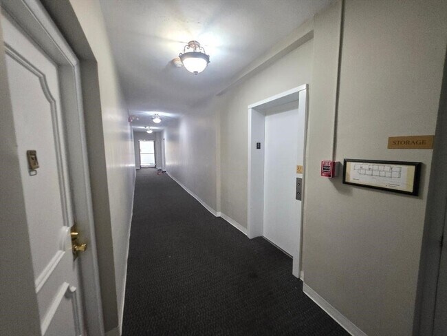 Building Photo - 123 Elm St