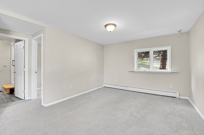 Building Photo - 836 Sleepy Hollow Dr
