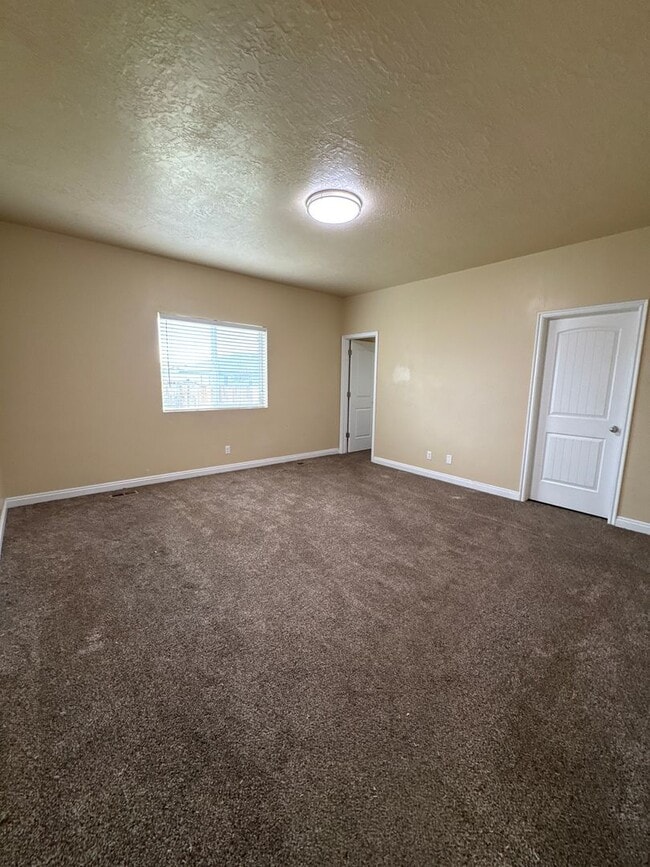 Building Photo - Beautiful 6 bedroom Single Family Home