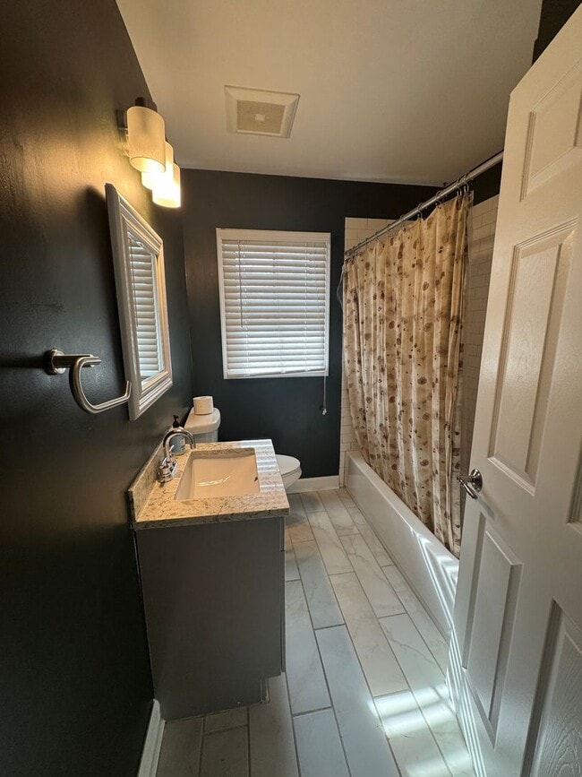 Building Photo - 3 bed, 2.5 bath home with spacious layout and oversized den/bonus room. Features include a fully ...