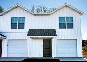 Building Photo - New 3 Bedroom / 2.5 Bathroom Townhome in D...