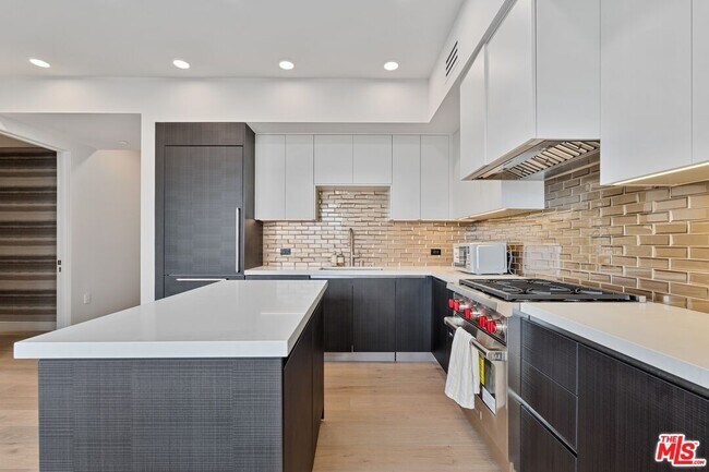 Building Photo - 505 S Barrington Ave