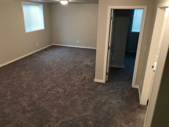 Building Photo - 4 Bed 3.5 Bath Single Family Home