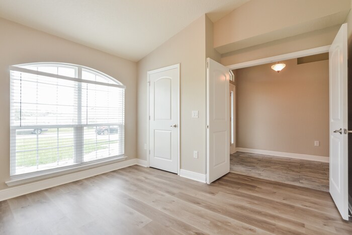 Building Photo - 804 Chelsea Ave