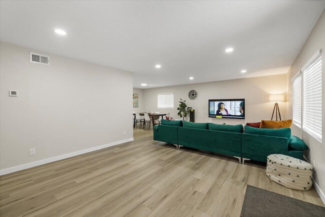 Building Photo - 2410 W Bruneau Pl