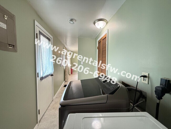 Building Photo - 3 Bedroom House