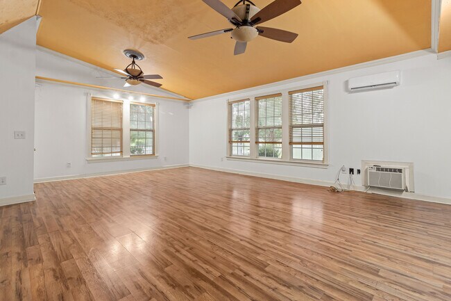Building Photo - Woodbine Home