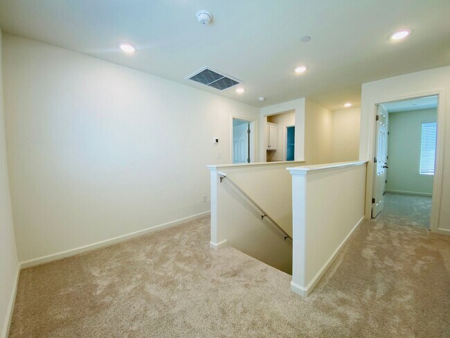 Building Photo - $2,350 Clinton & Armstrong, 4 Bed, Gated Community Pool & Solar - E Riesling Dr, Fresno