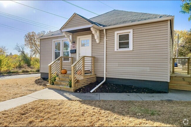 Building Photo - 383 Dewey St