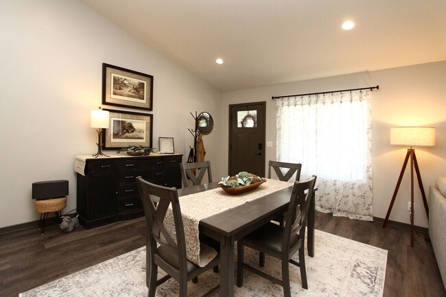 Building Photo - Beautiful Furnished Townhouse -Shorter Ter...