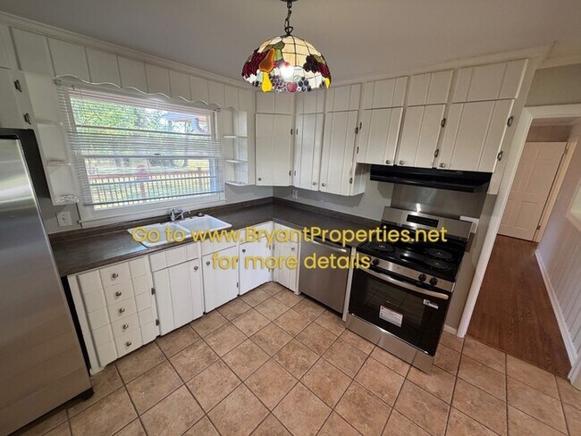 Building Photo - 720 Robert Burns Dr