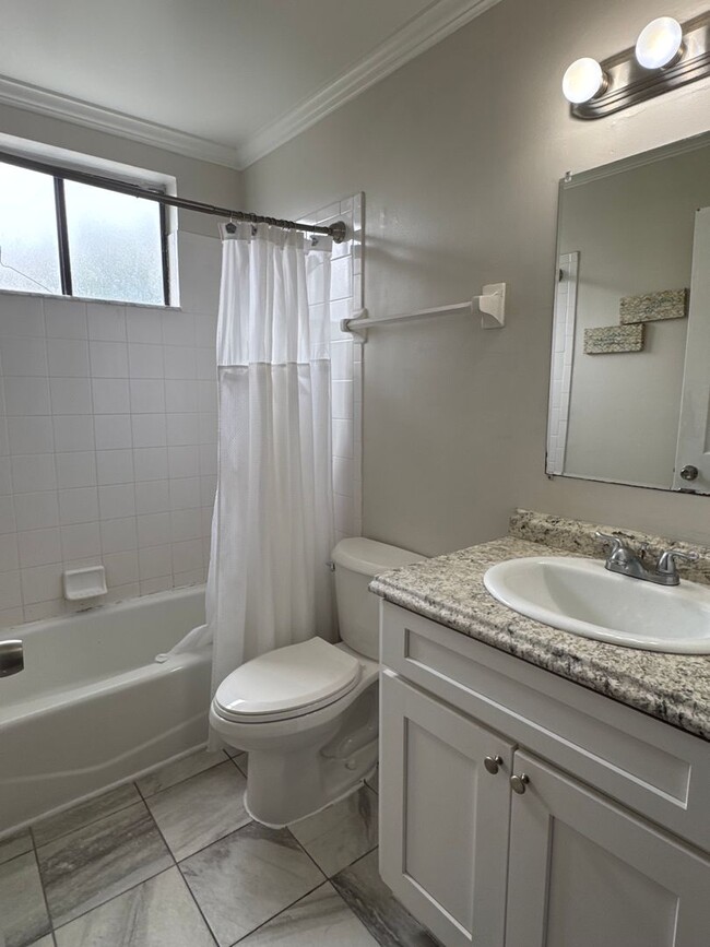 Building Photo - Fully Renovated 2 Bed / 1 Bath Apartment! ...