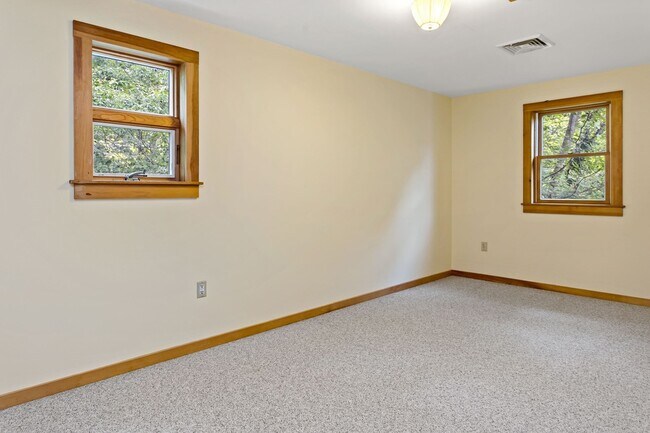 Building Photo - 1 Fern Ln