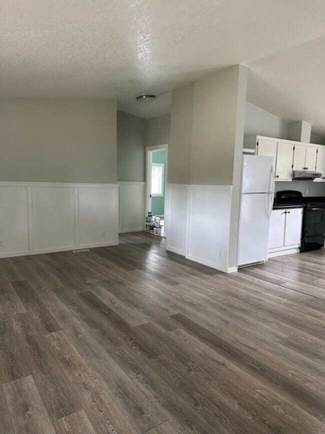 Building Photo - FREE RENT AND $1,000 SECURITY DEPOSIT - Single Level Updated Home w/ Spacious Yard and Loads of S...