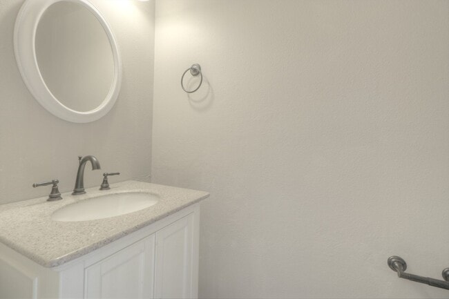 Building Photo - Pet Friendly! Cute 2 Bedroom 1.5 Bath in Midway!!