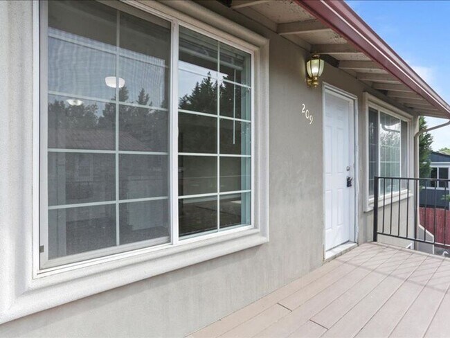 Building Photo - 526 S 40th Ave