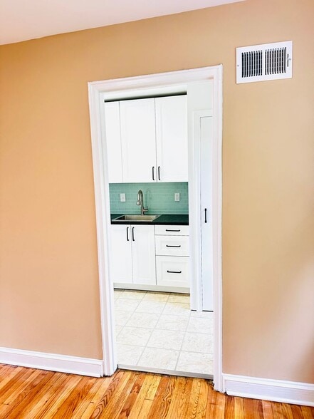 Building Photo - 8804 Bradford Rd