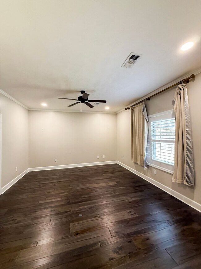 Building Photo - Beautifully Designed Home with Luxury Features – $2,400/Month