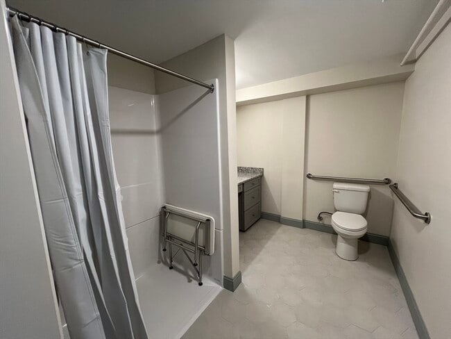 Building Photo - 160 Seabury St