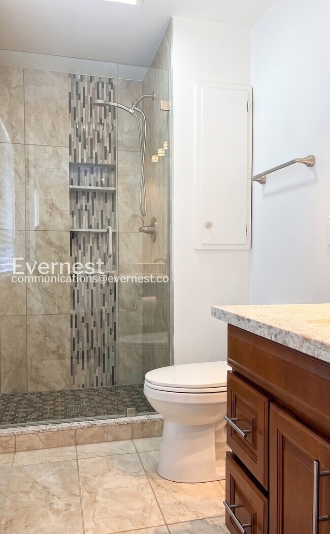 Building Photo - 3-Bed/2.5-Bath Home with Fenced Yard & Attached Garage/Available Now!