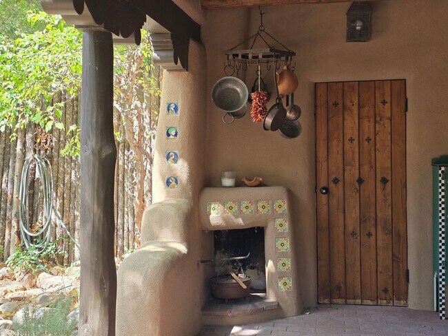 Building Photo - 770 Acequia Madre